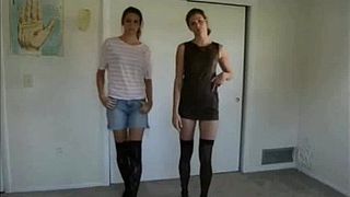 Стройные стриптизёрши устроили танцы в вдвоём голышом