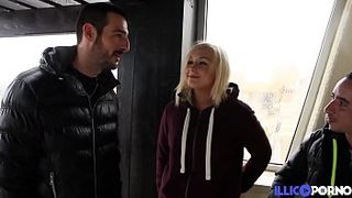 Молодая шлюха наслаждается тройничком