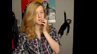 Восемнадцатилетняя блондинка показывает свои большие сиськи перед камерой