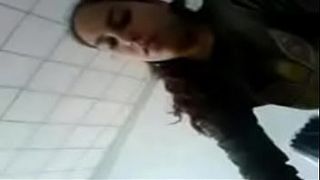 Чувак неумело снимает на камеру телефона половой акт с молодой любовницей