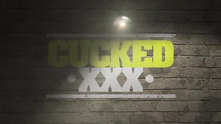 Супруг пристально наблюдает за жёсткой еблей жены