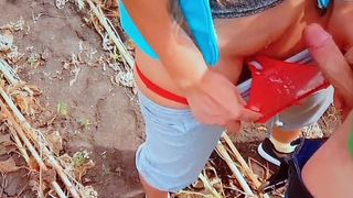 Тёлка натирает член пиздой и принимает сперму в трусики