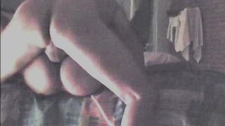 Мужик отымел на кровати чужую жену в классической позе и раком