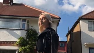 Мужик преследует на улице стройную девку в лосинах и снимает её упругую попку