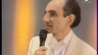 Высокая девушка на сцене телешоу раздевается догола и показывает дойки и пизду